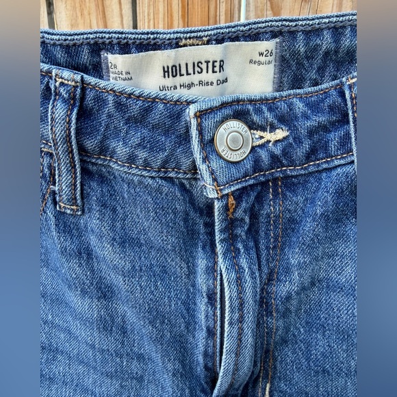 Hollister women’s Classic Blue Jeans - Picture 2 of 3